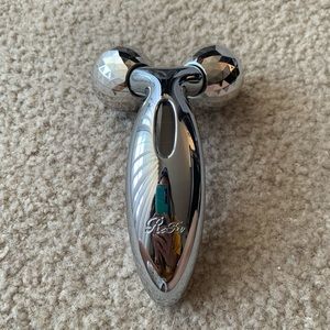 ReFa Carat 
microcurrent roller